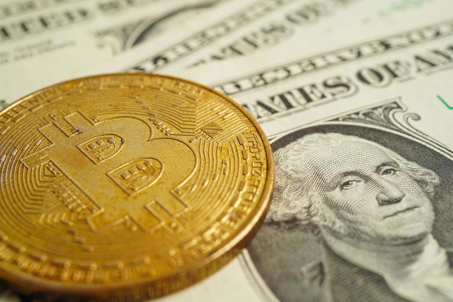 goldenes bitcoin auf us-dollar-banknoten geld für geschäft und gewerbe, digitale währung, virtuelle kryptowährung, blockchain-technologie. foto