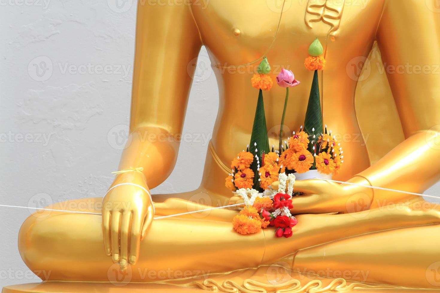 Girlande in goldener Buddha-Hand foto