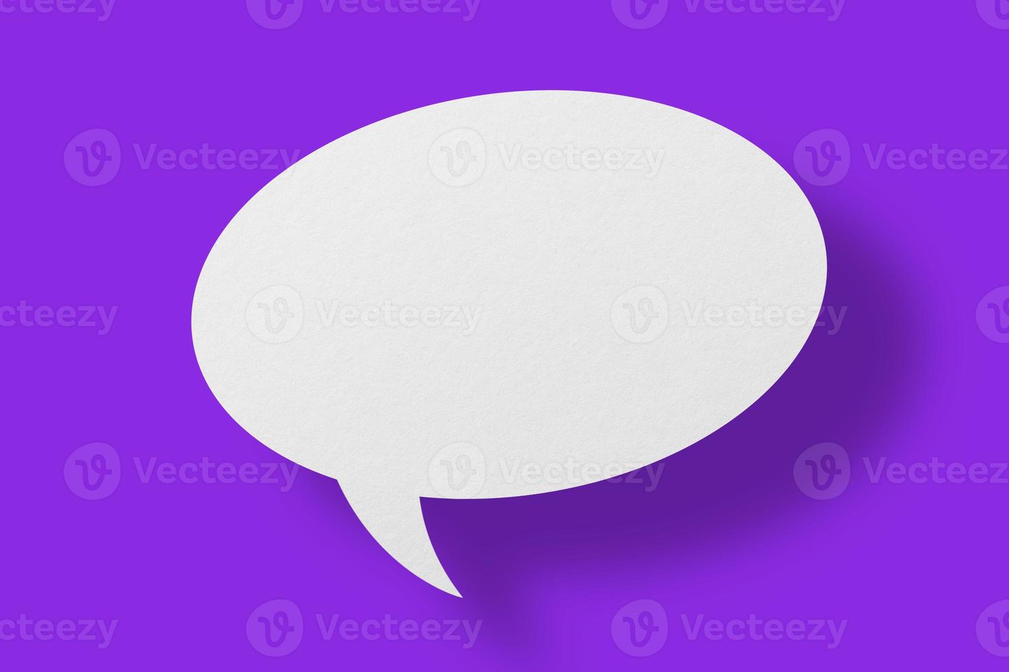 weißes Papier in Form von Sprechblasen vor einem violetten Hintergrund. Kommunikationsblasen foto