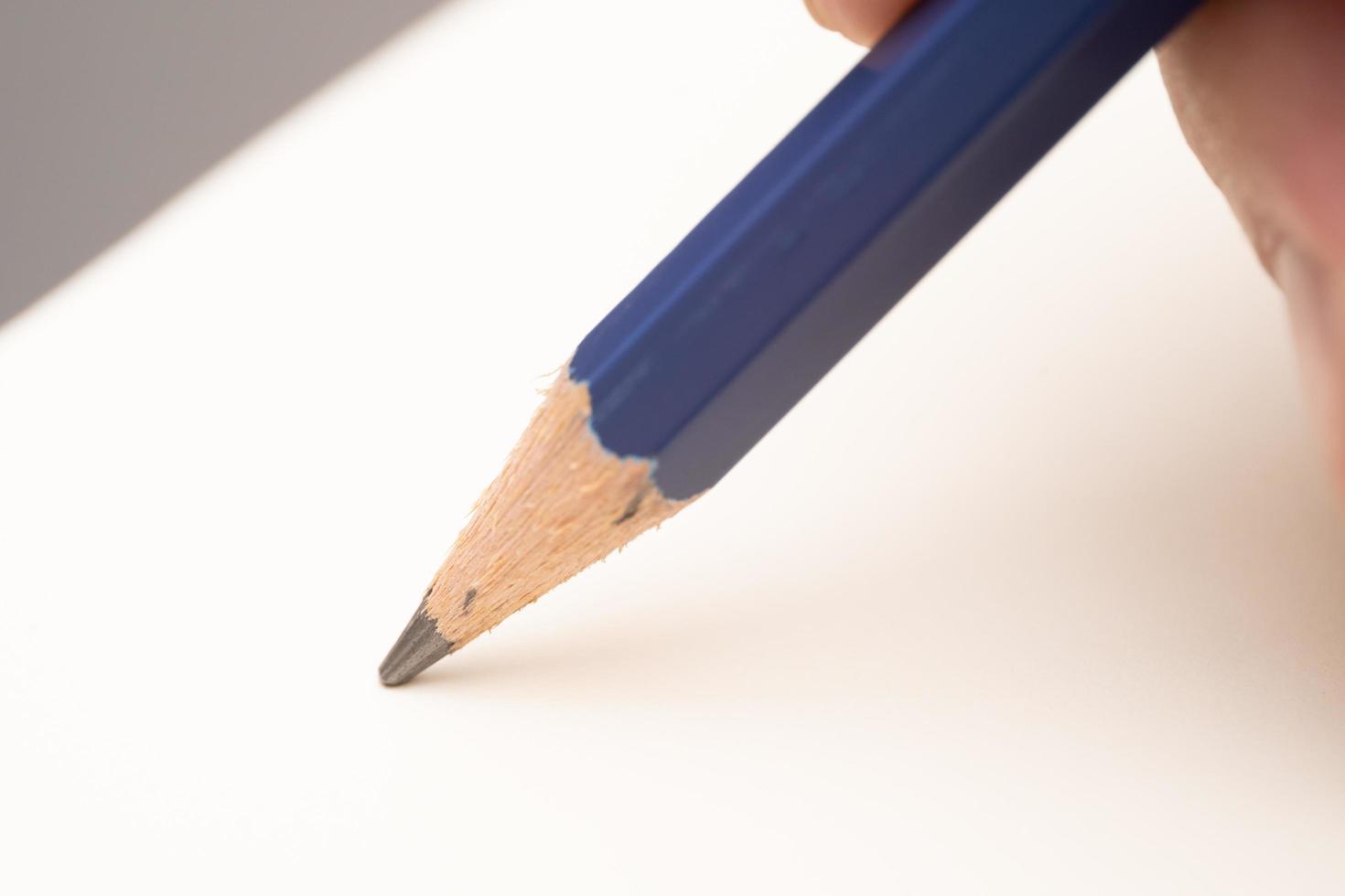 handschrift auf dem papier am schreibtischbüro. foto