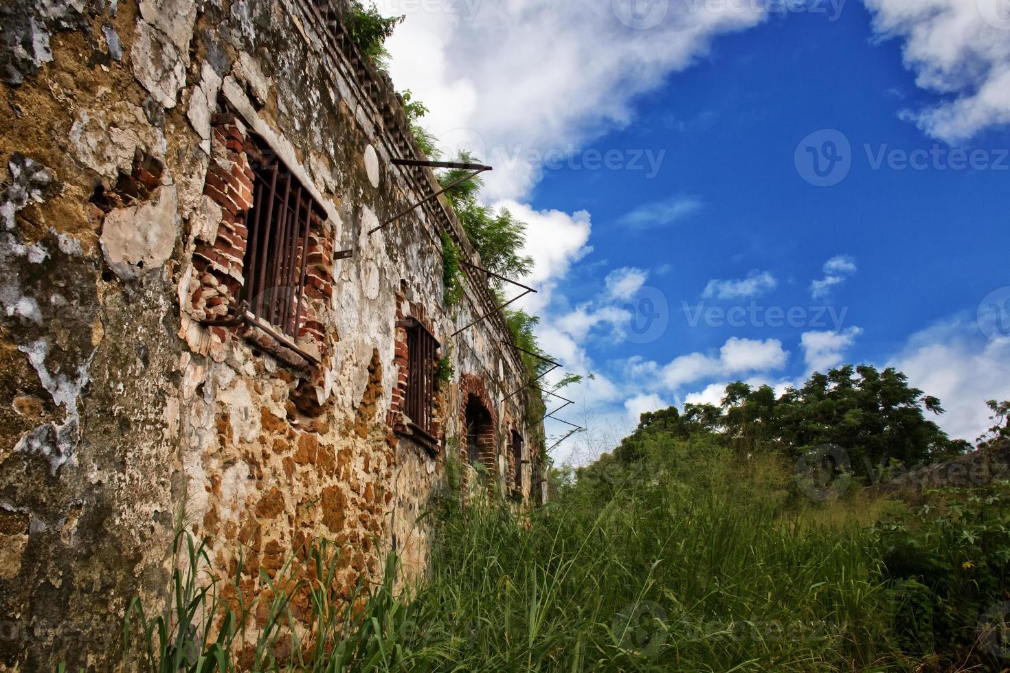 Ruinen eines Gefängnisses auf einer abgelegenen tropischen Insel foto