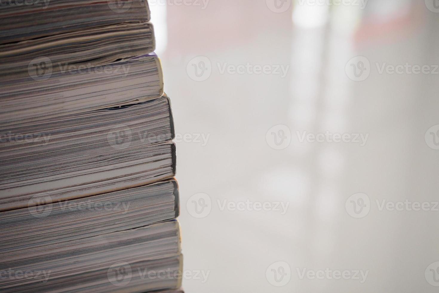 Stapel Zeitschriften stapeln sich auf weißem Tisch im Wohnzimmer foto