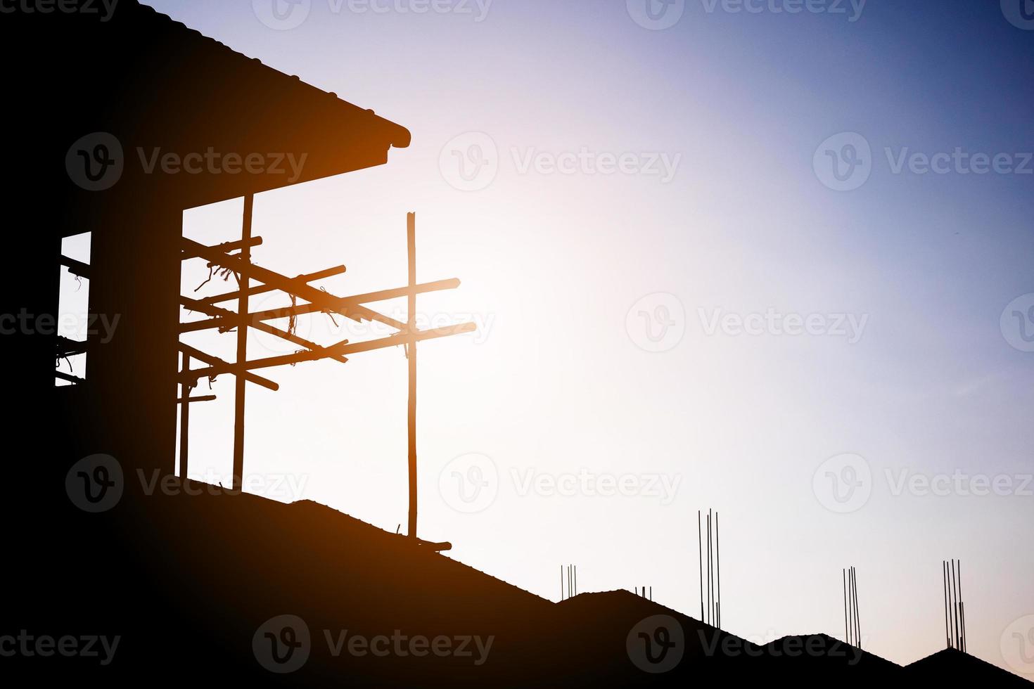 Silhouette Hausbau auf Baustelle Sonnenuntergang Hintergrund foto