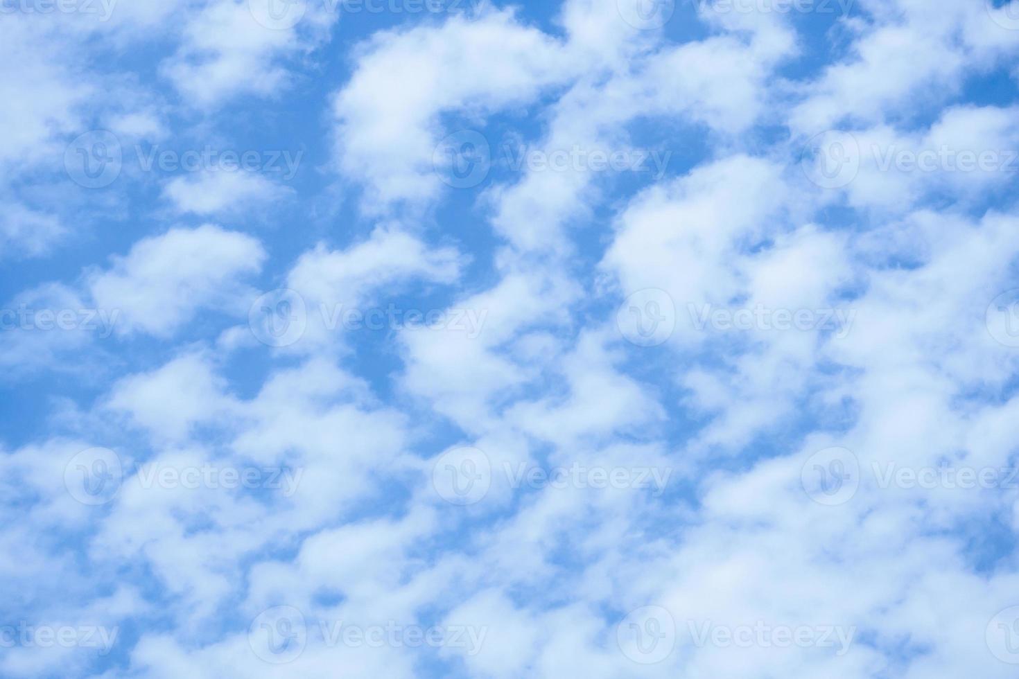 blauer himmel mit wolken abstrakter hintergrund der natur foto