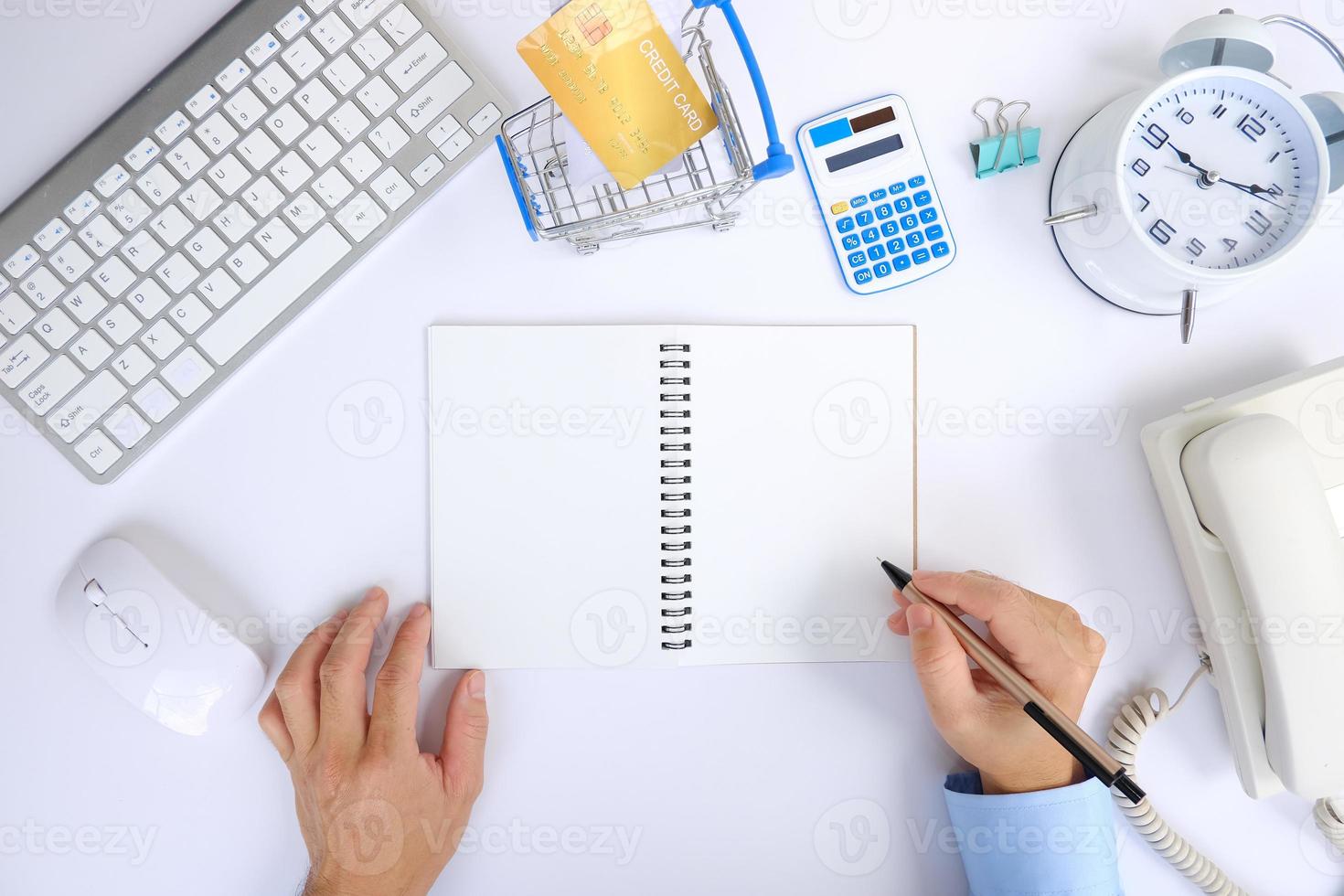 Die Hand des Mannes hält einen Stift und unterzeichnet eine Vertragsvereinbarung auf Papier. Geschäfts-, Anwalts-, Finanz-, Notar-, Handels-, Darlehens- und Buchhaltungskonzepte foto