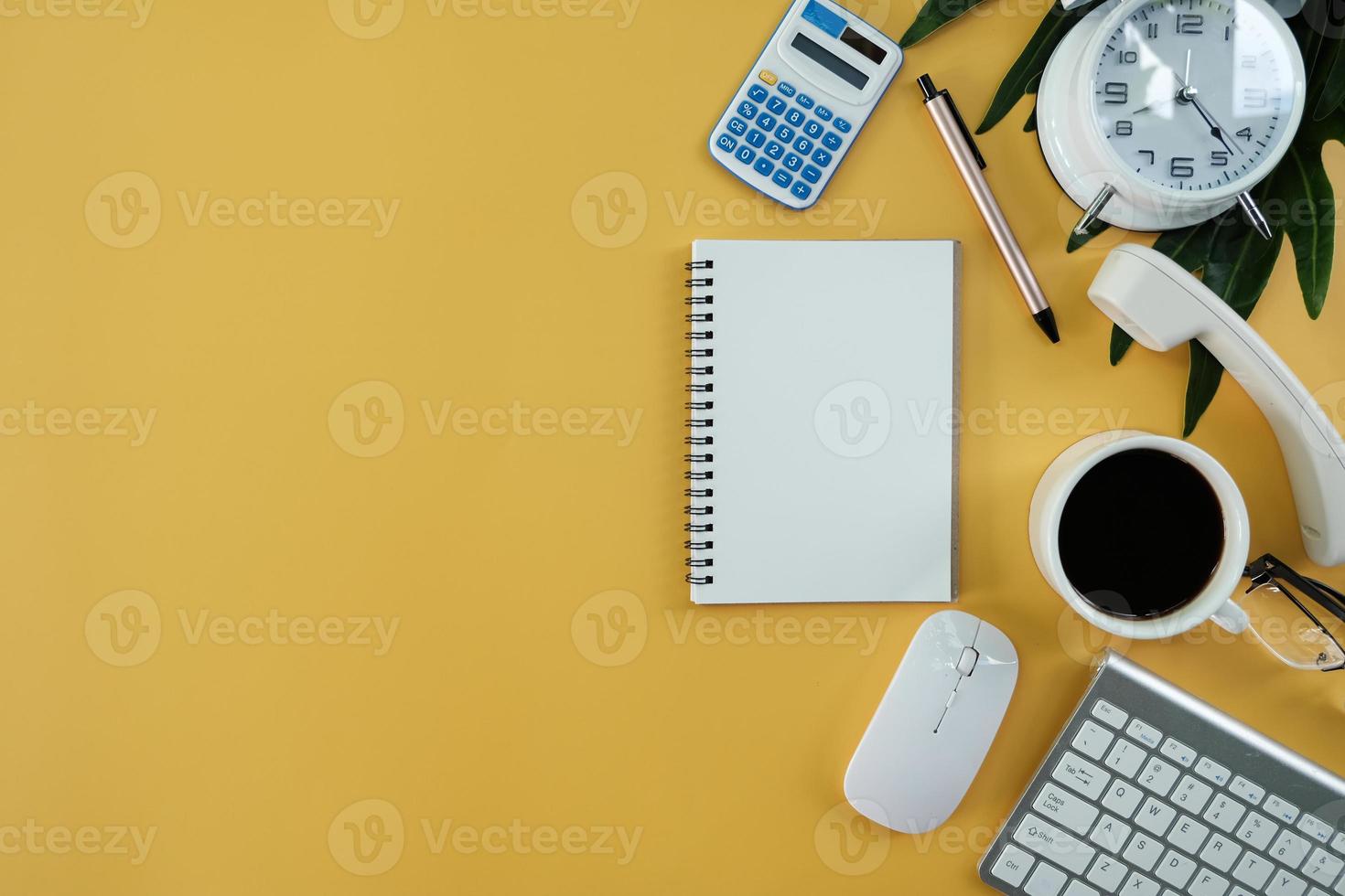 Schreibtisch flach lag Hintergrund mit Computer-Laptop und Büroausstattung für Arbeitsbereich, Kopierraum und Bildungsschulkonzepte. foto