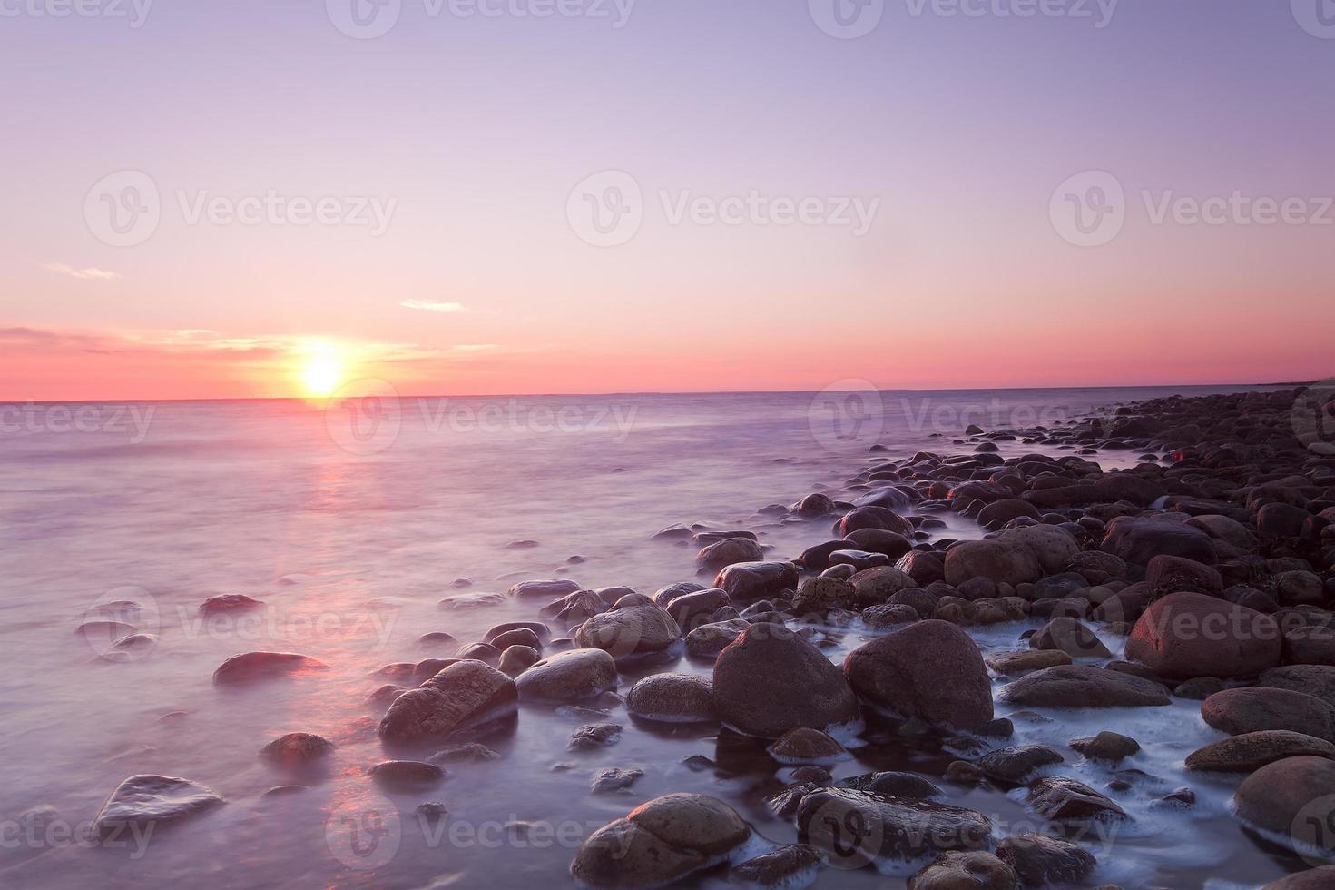 Sonnenuntergang über der schwedischen Küste foto