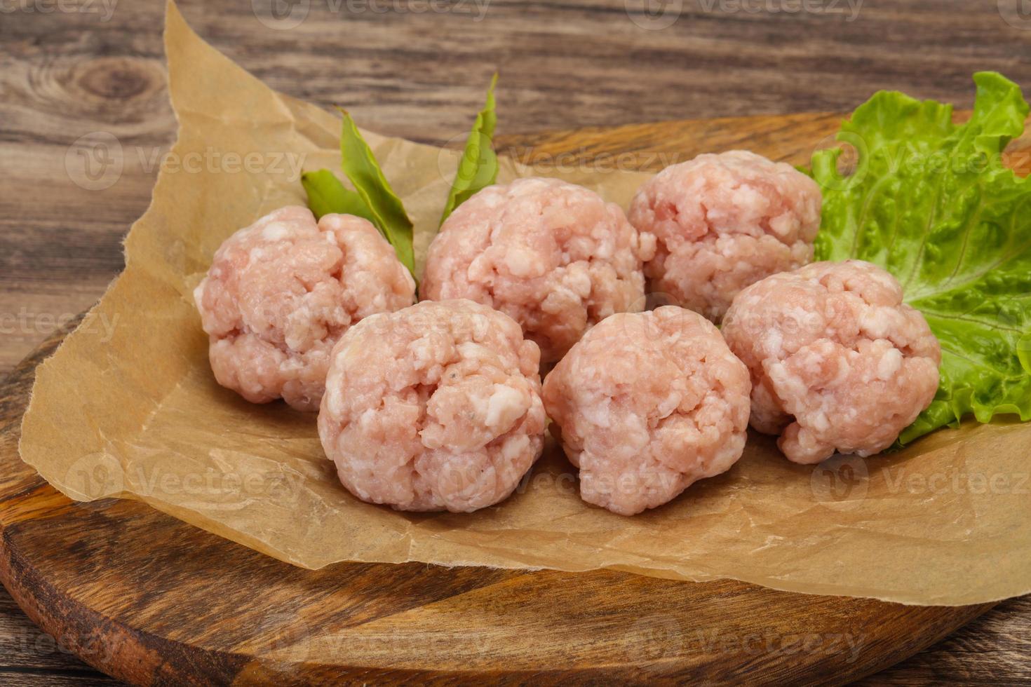 hausgemachtes rohes Schweinehackfleischbällchen zum Kochen foto