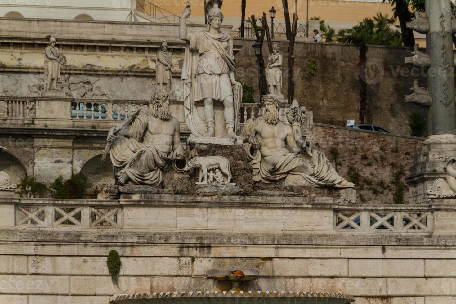 Skulptur und Brunnen der Piazza del Popolo. Die Stufen führen hinauf zum Park Pincio, Rom, Italien foto