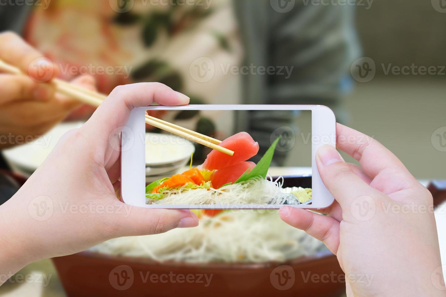 Fotografieren des japanischen Sashimi-Sushi-Sets foto