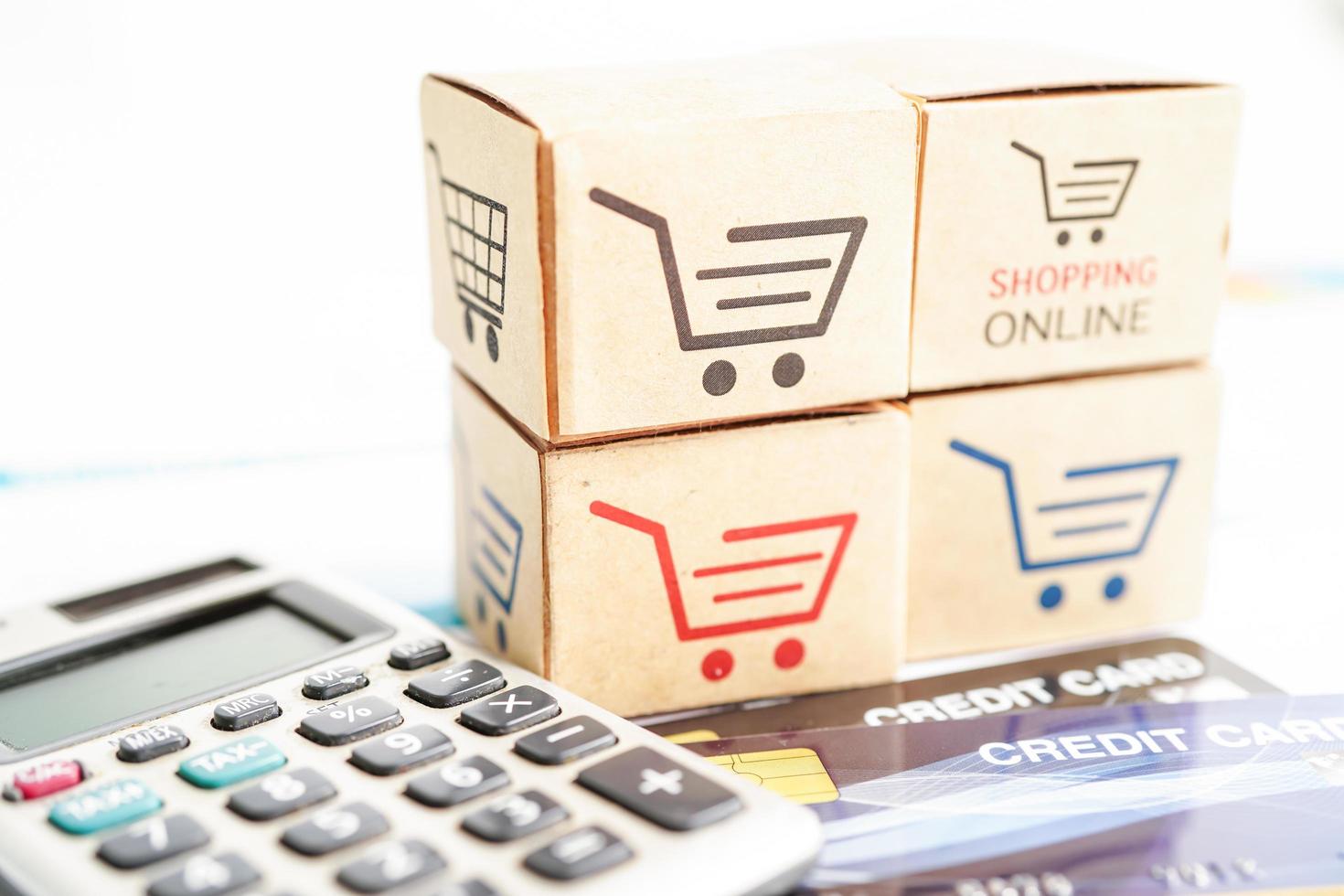 Online-Shopping, Warenkorbbox mit Kreditkarte, Import-Export, Finanzhandel. foto