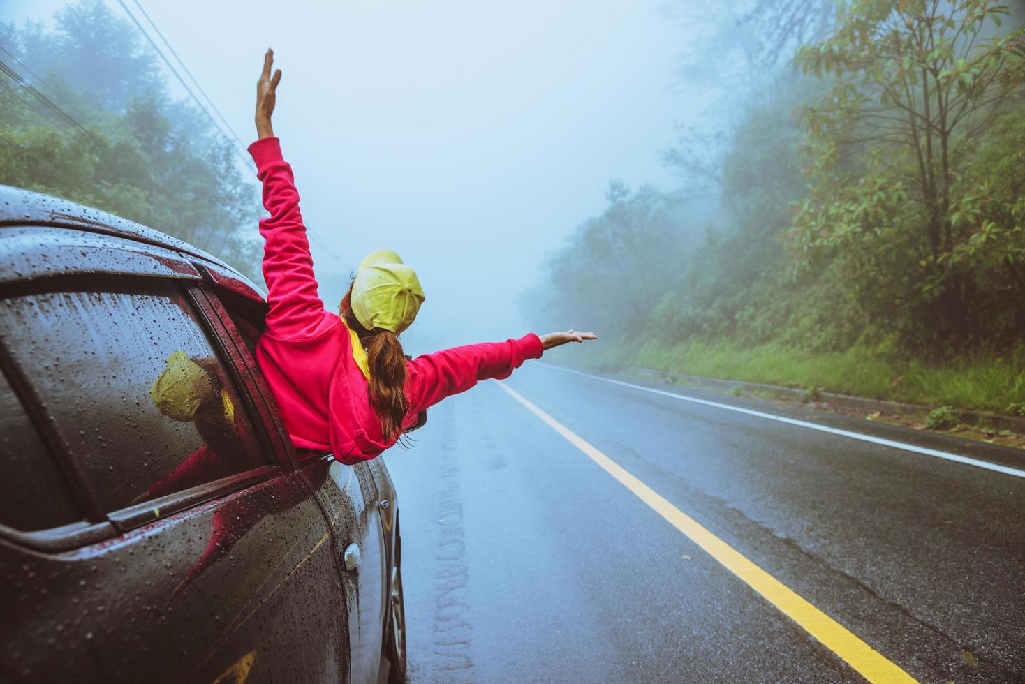 asiatische frauen reisen im urlaub entspannen. Auto fahren glücklich unterwegs. inmitten des regnerischen Nebels. foto