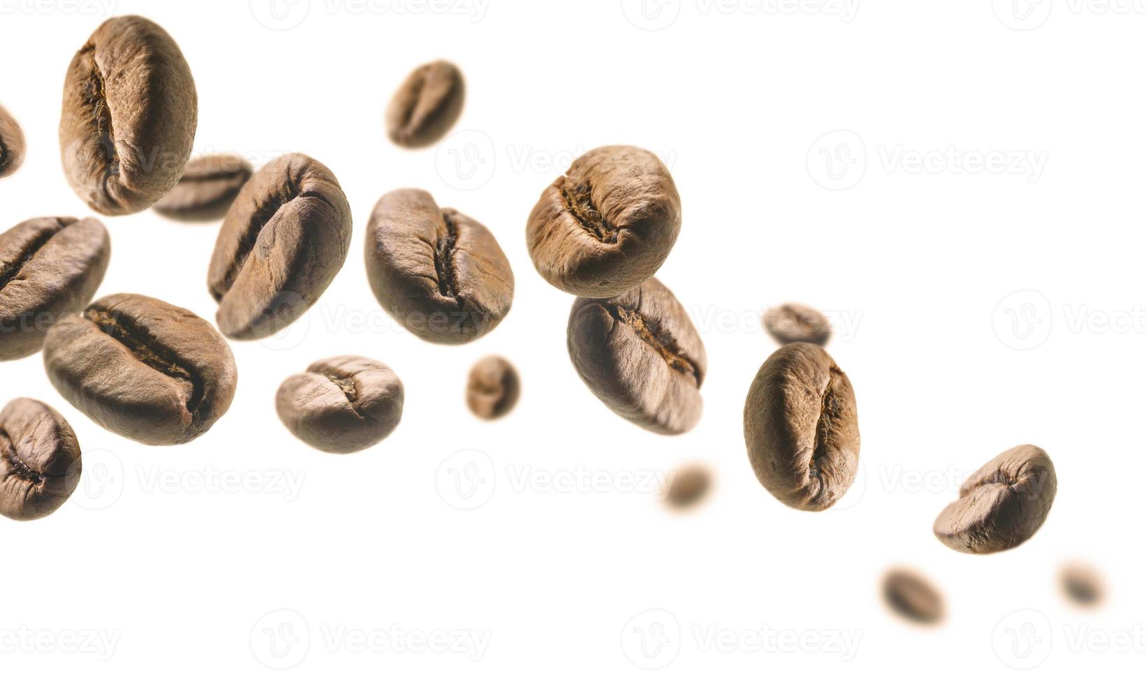 Kaffeebohnen schweben auf weißem Hintergrund foto