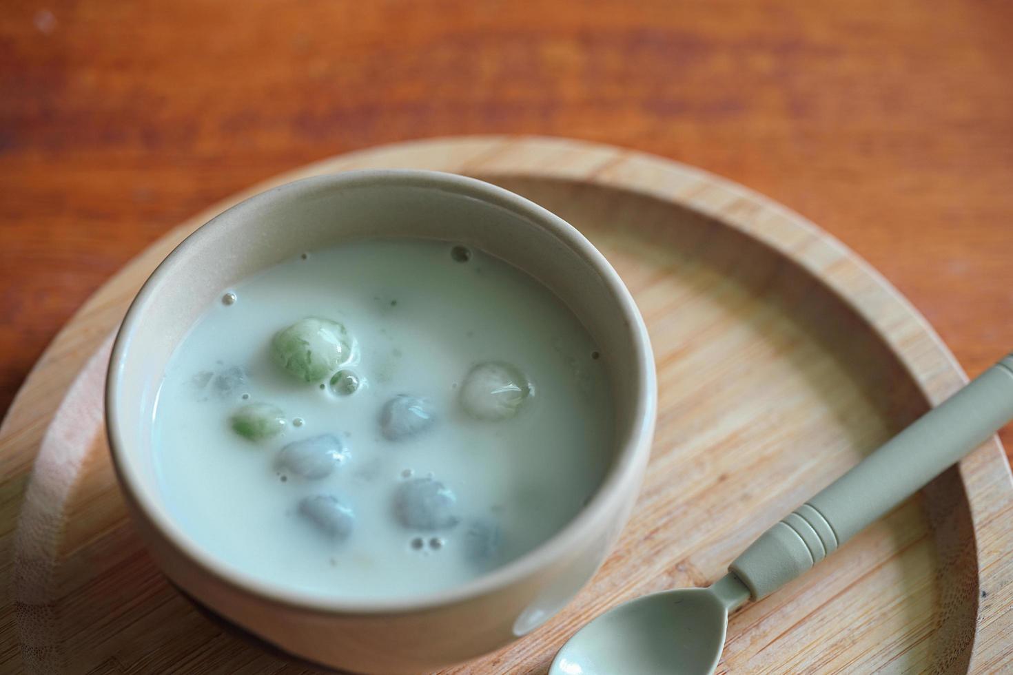 thailändisches Konfekt mit buntem Kugelmehl. thailändische Klebreisbällchen in cremigem Kokosmilchsirup. berühmtes thailändisches dessert bualoy foto