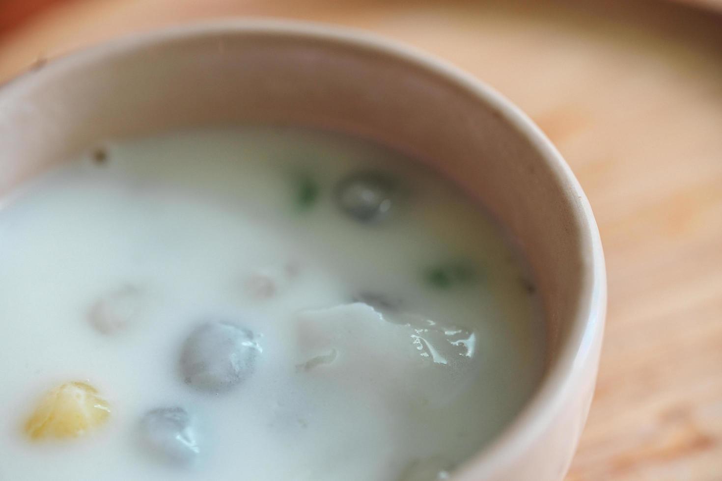 thailändisches Konfekt mit buntem Kugelmehl. thailändische Klebreisbällchen in cremigem Kokosmilchsirup. berühmtes thailändisches dessert bualoy foto