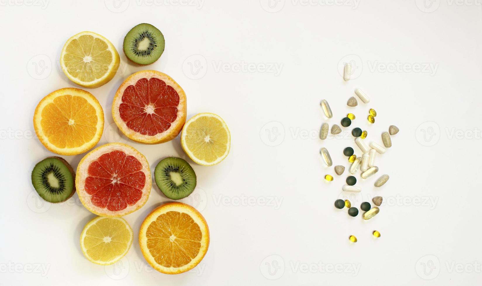 frische natürliche Früchte vs. Pillen. Natürliches Vitamin in Früchten vs. synthetisches Vitamin in Pillen. Wahl zwischen natürlicher und synthetischer Art der Gesundheitsvorsorge. alternative Medizin. foto