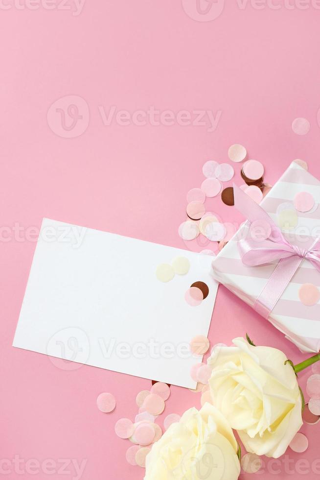 geschenkboxen und rosenblüten auf rosa hintergrund. glücklicher valentinstag, muttertag, geburtstagskonzept. romantische flache Laienkomposition. foto