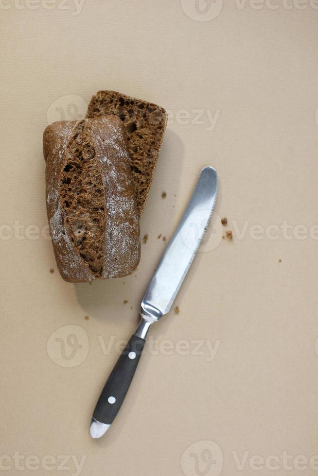 frisch gebackenes Brot. Laib Mehrkornbrot foto