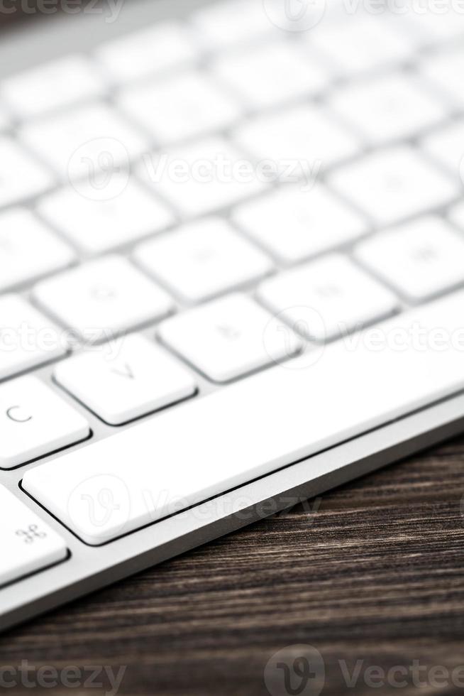 Nahaufnahme einer modernen weißen, grauen Computertastatur foto