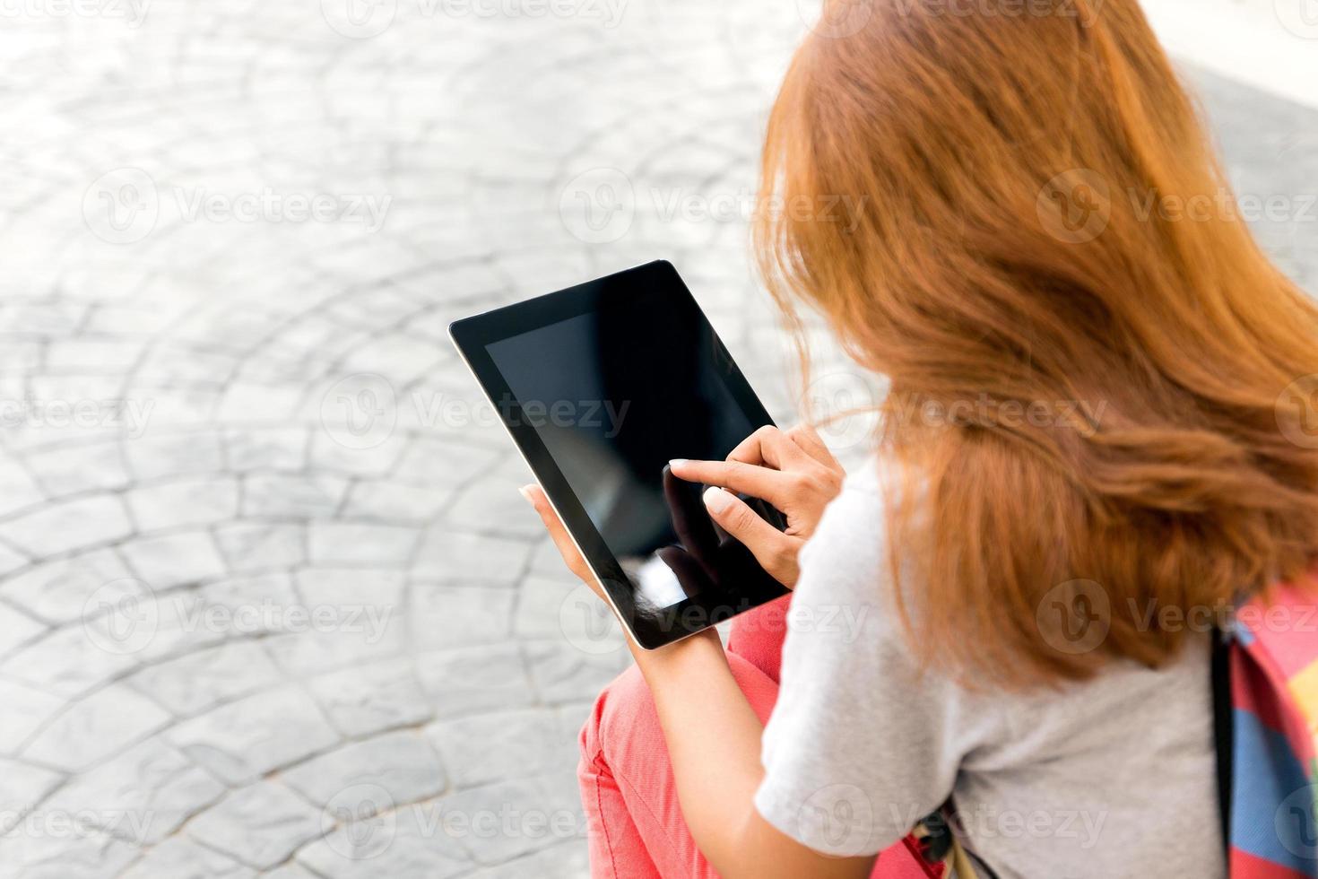 Frau mit Tablet finden Informationen im Internet foto