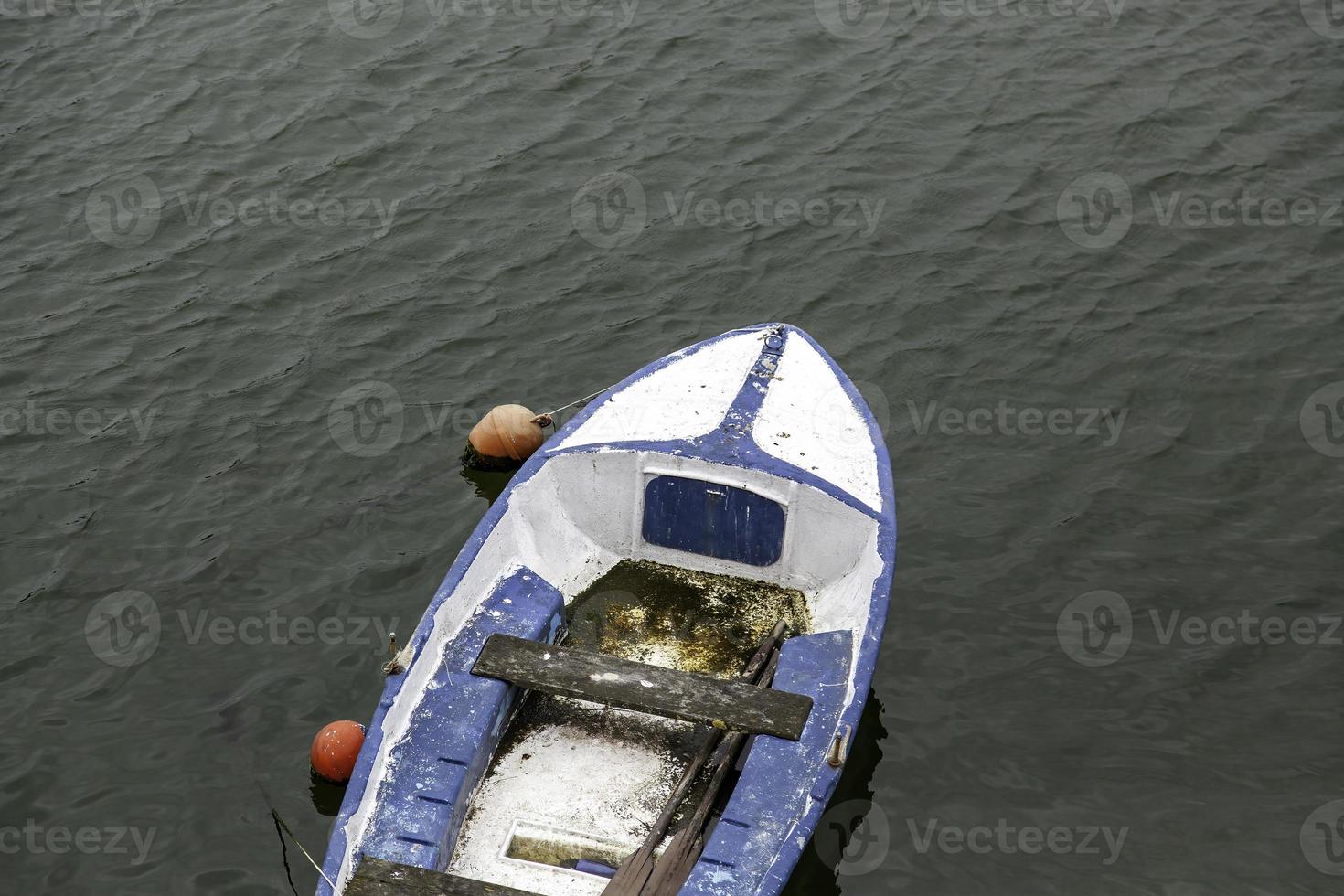 altes Holzboot im Meer foto