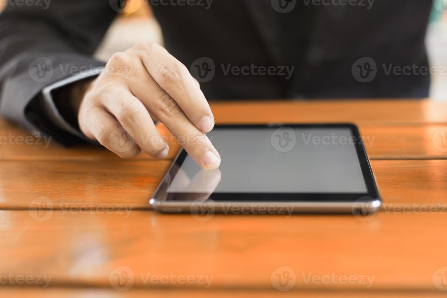 digitaler Tablet-Computer mit isoliertem Bildschirm in männlichen Händen foto