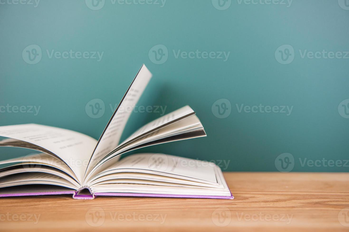 Schulbücher auf dem Schreibtisch, Bildungskonzept foto