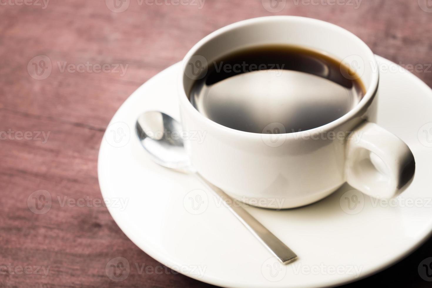 schwarzer Kaffee auf Holztisch foto