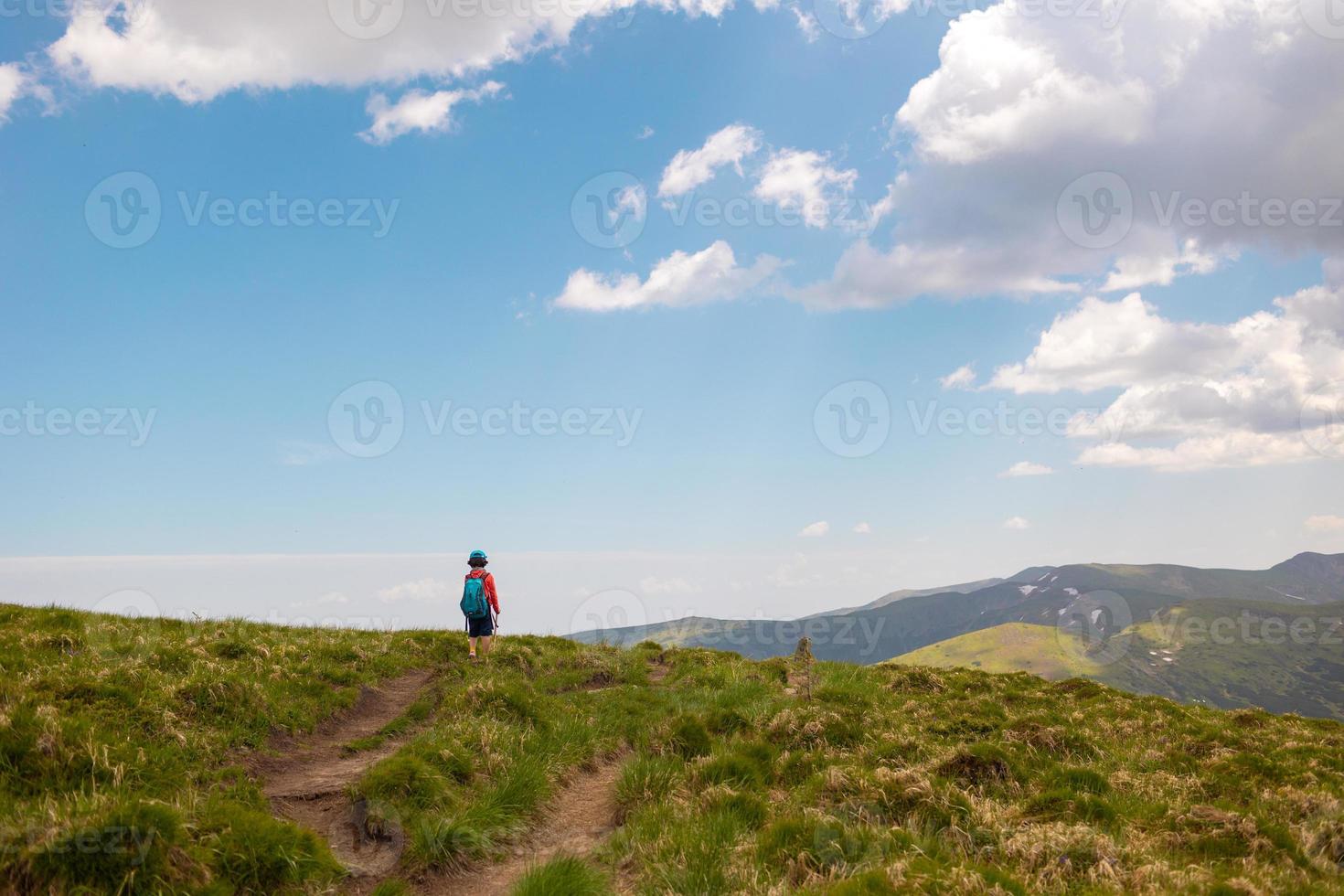 Trekking in den Bergen mit einem Kind foto