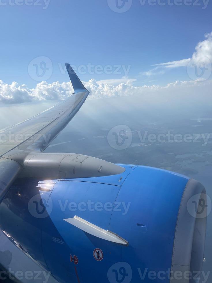 fliegendes flugzeug, großer flugzeugflügel und strahlturbine foto