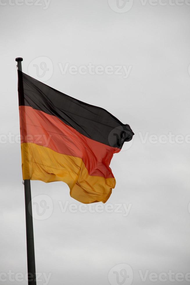 flagge von deutschland, die sich im wind entwickelt foto