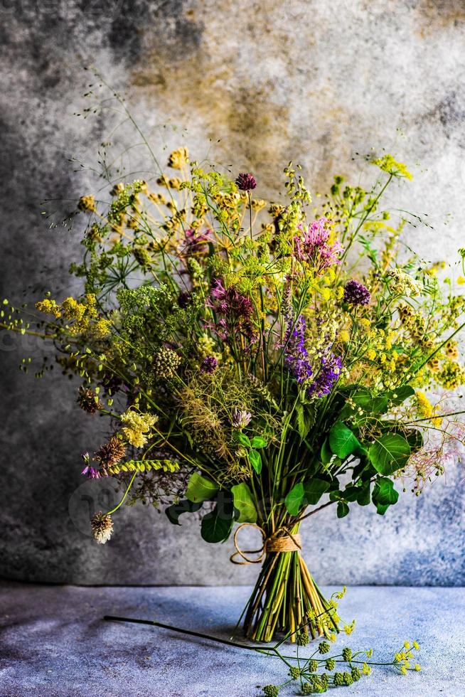 wilde sommerblumen im blumenstrauß foto