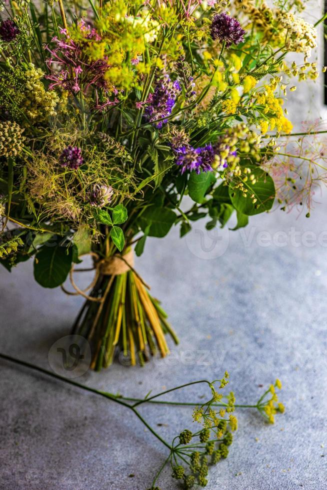 wilde sommerblumen im blumenstrauß foto