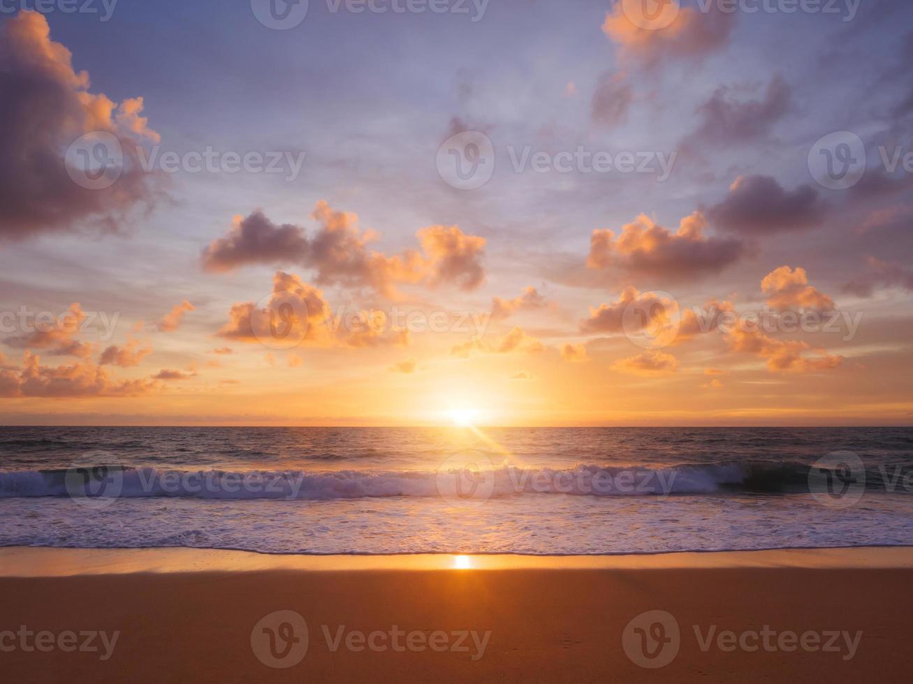 eine schöne spiegelung des sonnenuntergangs über dem horizont zwischen dem meer und dem himmel mit den wolken, phuket thailand. foto