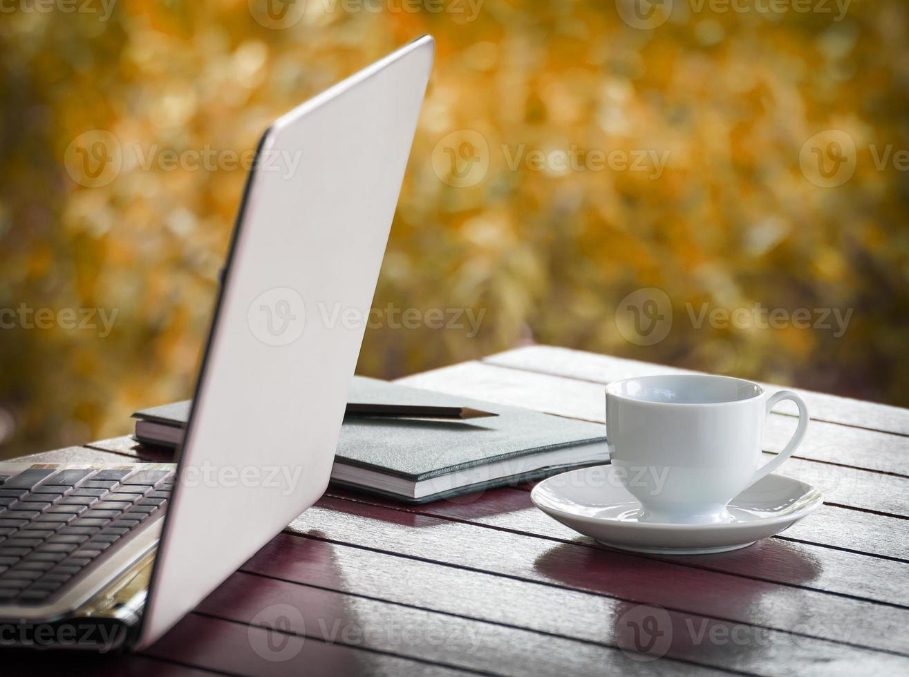 Laptop und eine Tasse Kaffee auf dem Schreibtisch foto
