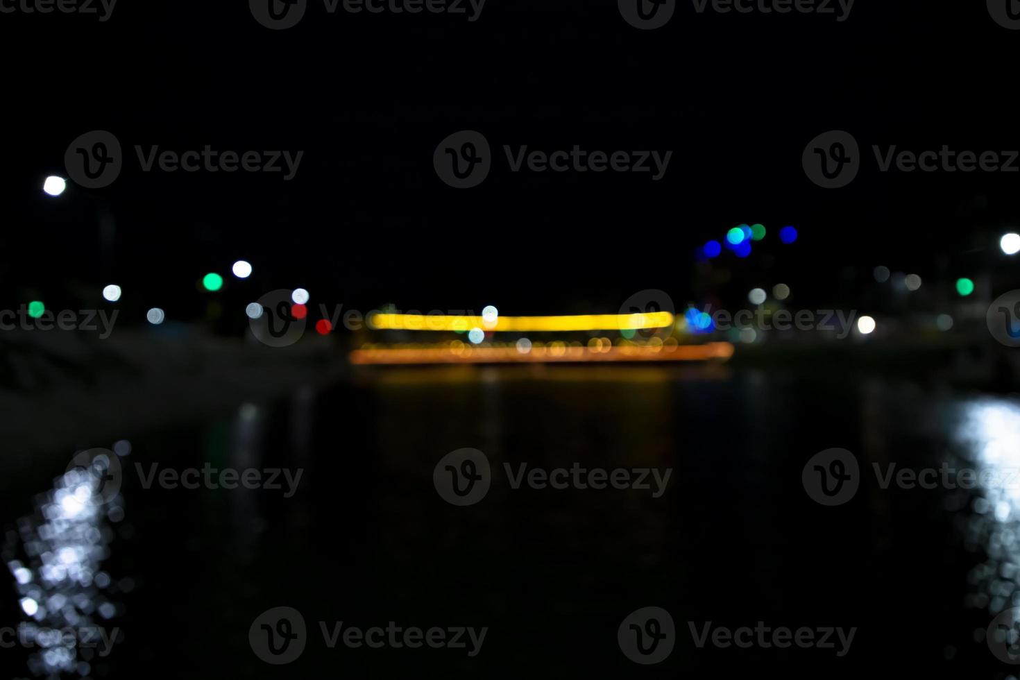 abstrakte Bokeh-Lichteffekte in der Nacht. schwarzer hintergrund mit bunten lichteffekten. Hintergrund mit unscharfen Bokeh-Effekten. abstrakte Hintergrundtextur foto