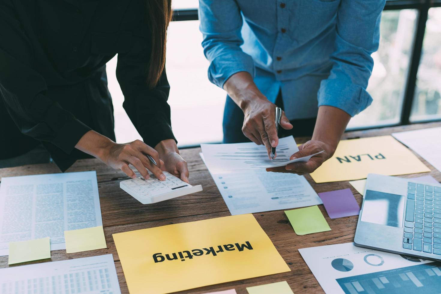 Business Financial Team arbeitet im Projekt-Brainstorming-Meeting zusammen. kooperieren sie teamarbeit, strategieplanung, kleine unternehmensgründungsunternehmen oder büromitarbeiterkonzept. foto