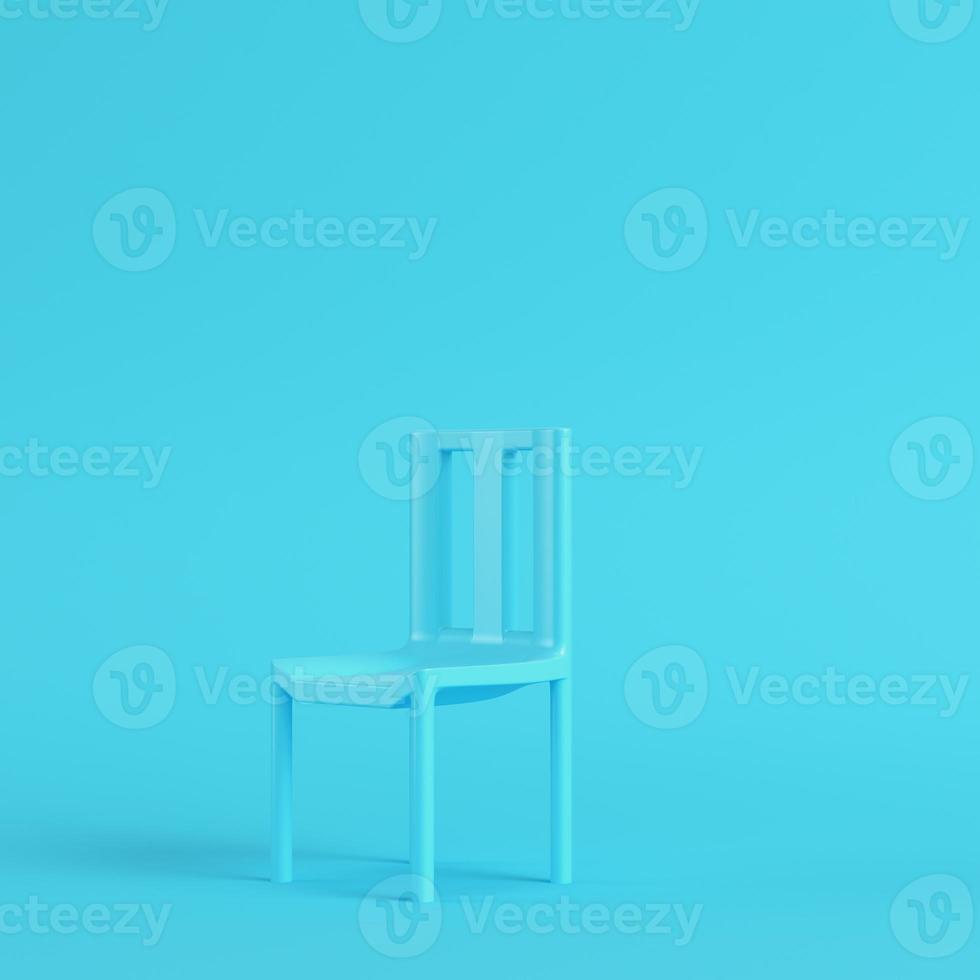 Stuhl auf hellblauem Hintergrund in Pastellfarben. Minimalismus-Konzept foto