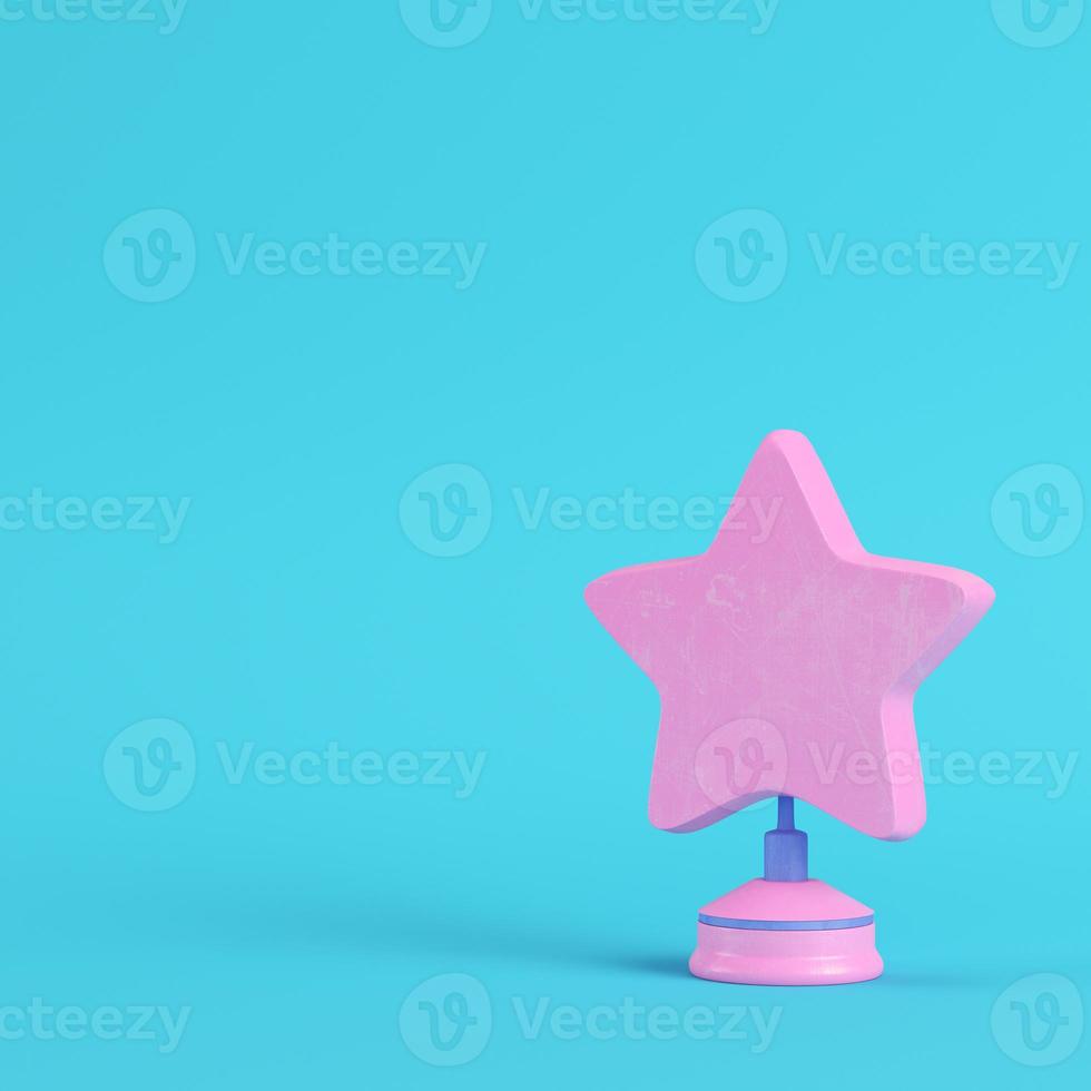 Stern mit Ständer auf hellblauem Hintergrund in Pastellfarben. Minimalismus-Konzept foto