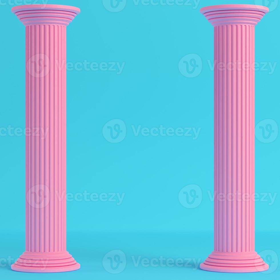 Zwei alte Säulen auf hellblauem Hintergrund in Pastellfarben foto