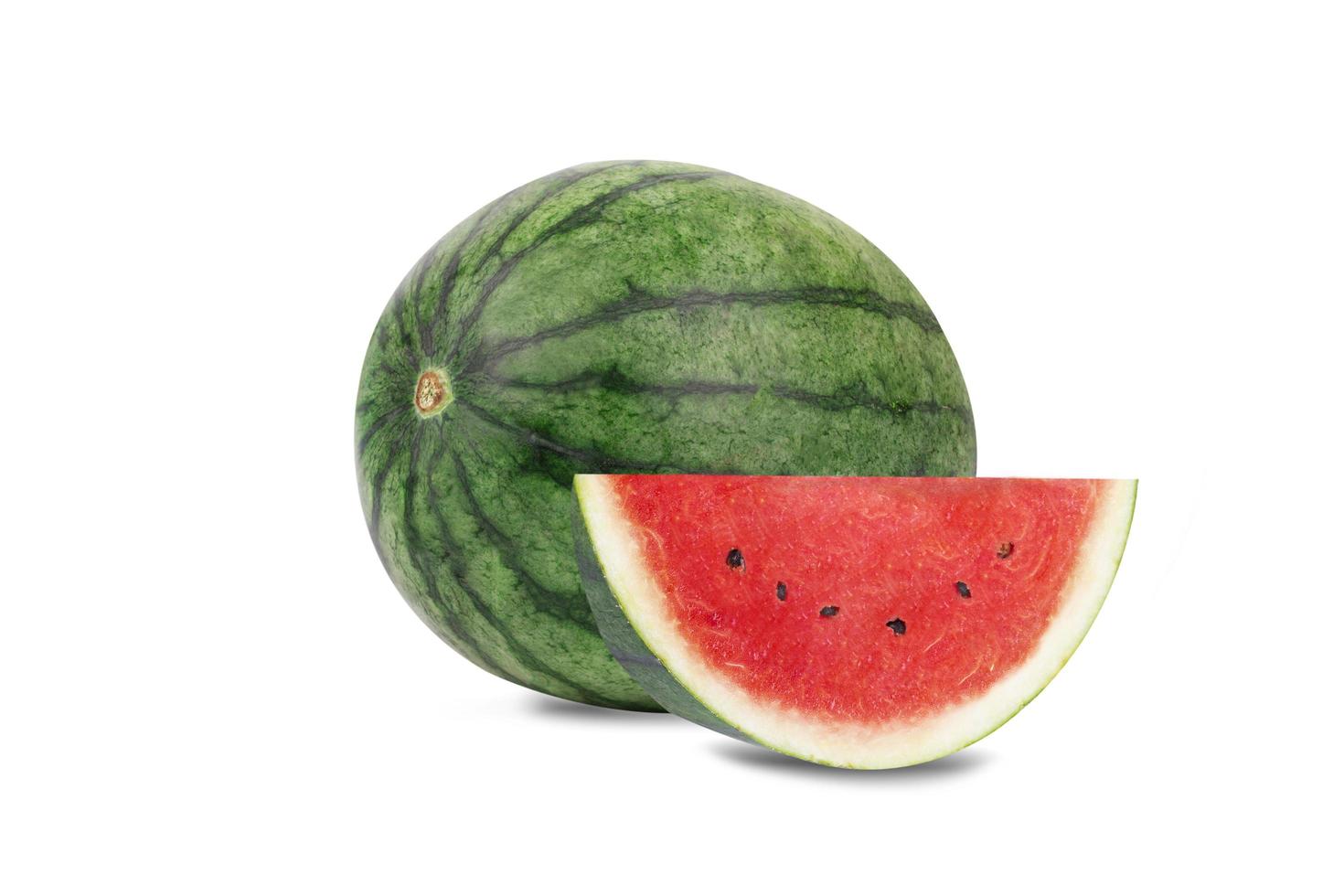 Wassermelone halb und in Scheiben geschnitten frisch isoliert auf weißem Hintergrund foto