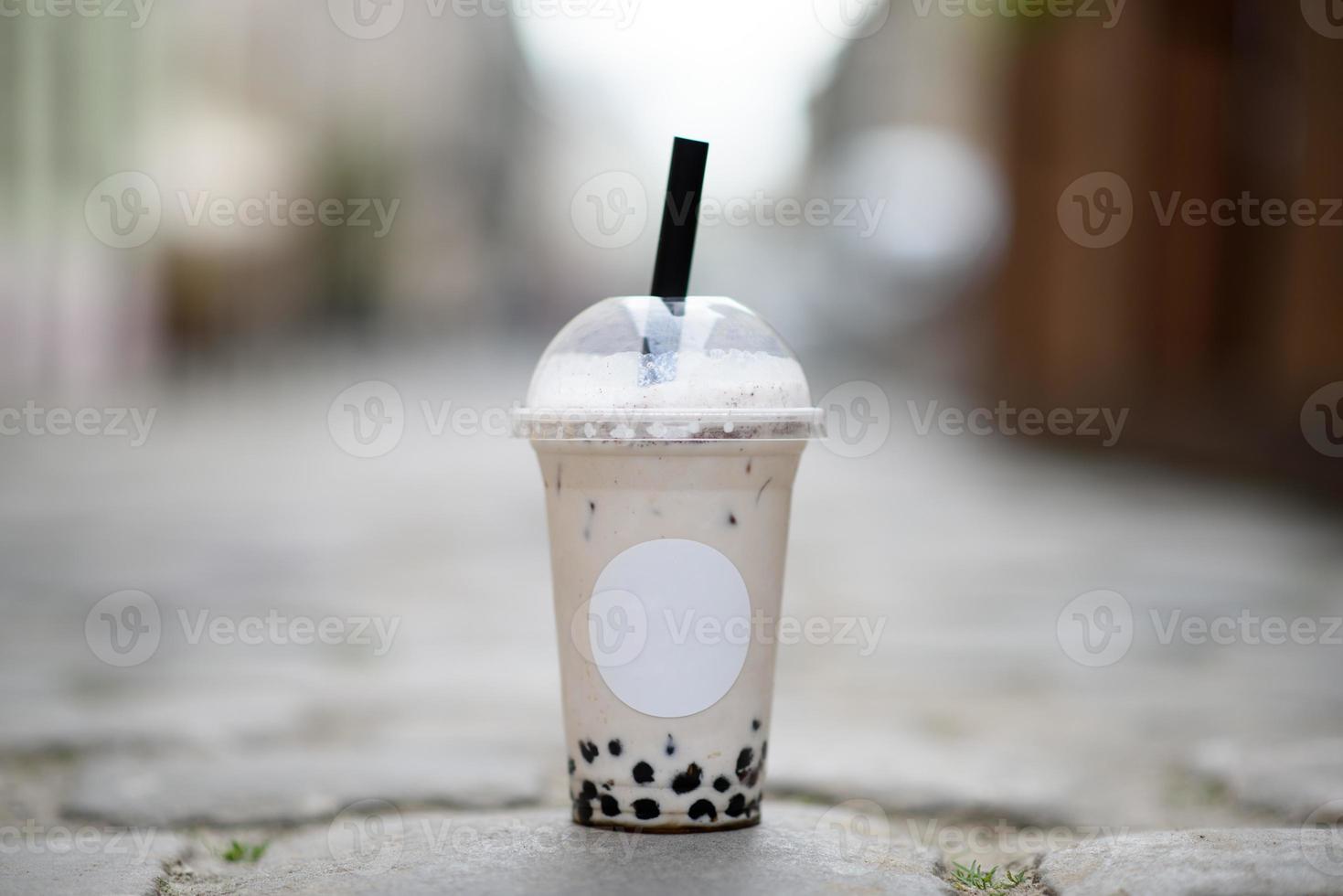 Butterfly Pea Milk Bubble Tea mit Tapiokaperlen. foto