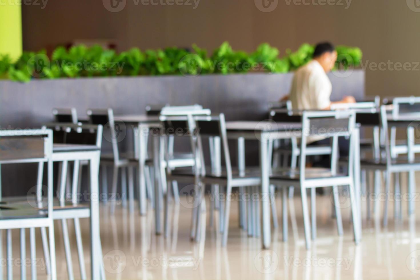 Kunde im Restaurant, unscharfer Hintergrund foto