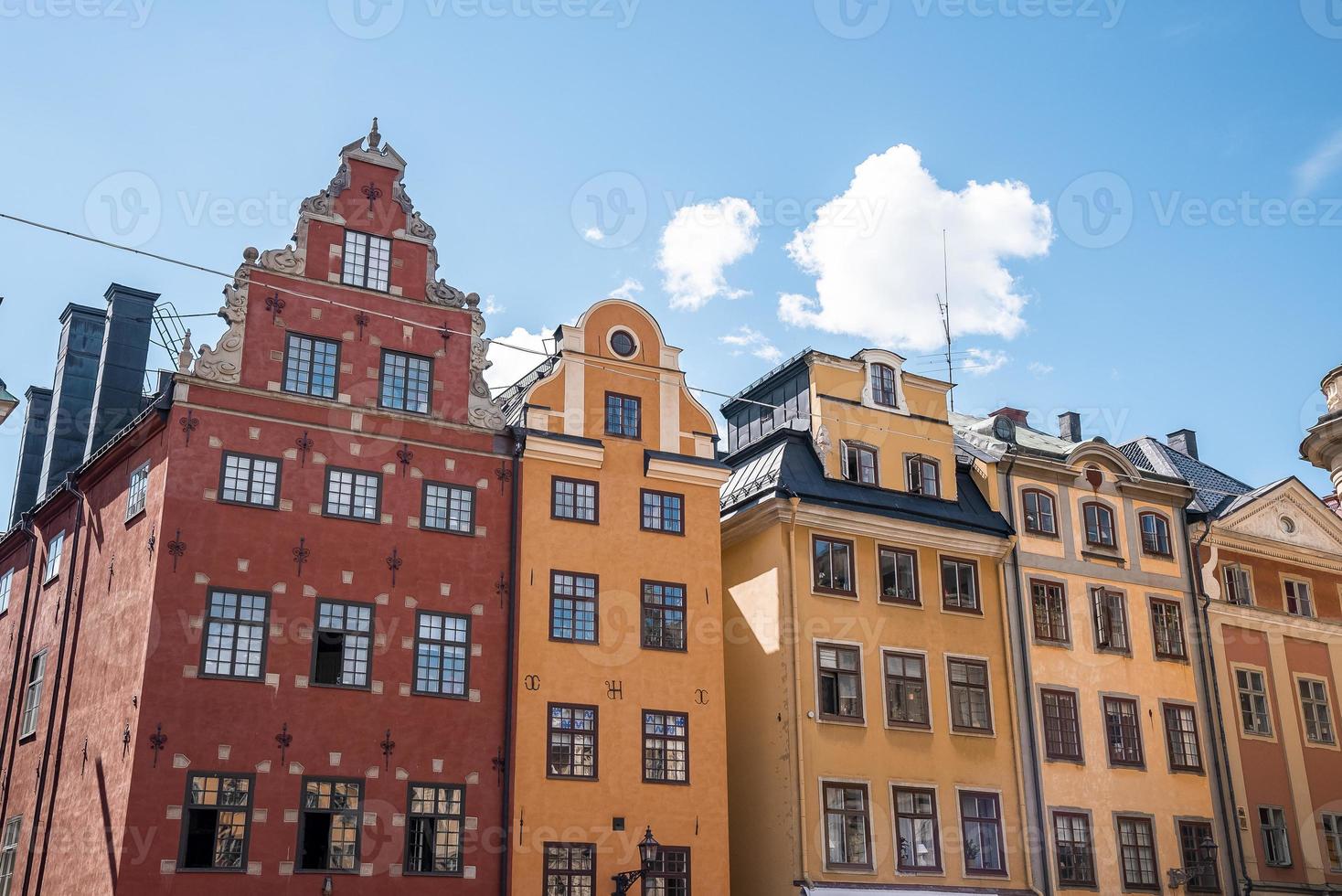 Schöne Fassade aus farbenfrohen Gebäuden auf dem Altstädter Ring vor blauem Himmel foto