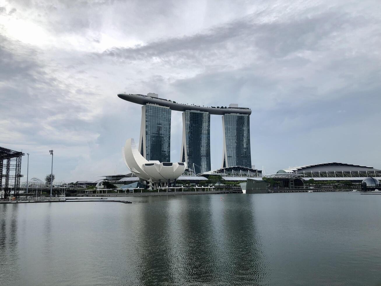 singapur 3. juli 2022 bewölkter blick auf die marina bay sands und helix bridge in singapur wahrzeichen foto