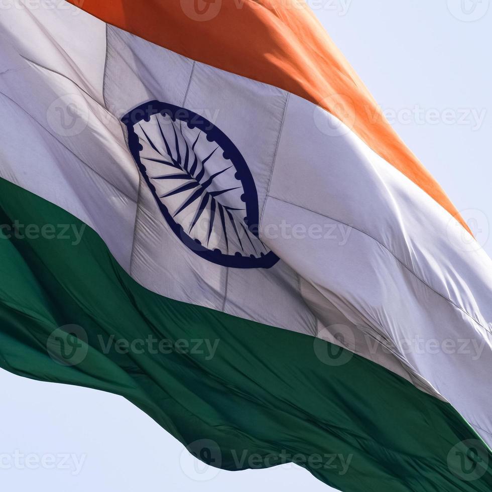 Indien-Flagge, die hoch am Connaught-Platz mit Stolz auf den blauen Himmel fliegt, Indien-Flagge flattert, indische Flagge am Unabhängigkeitstag und Tag der Republik Indien, Schuss nach oben, Schwenken der indischen Flagge, fliegende Indien-Flaggen foto