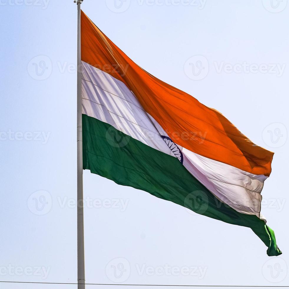 Indien-Flagge, die hoch am Connaught-Platz mit Stolz auf den blauen Himmel fliegt, Indien-Flagge flattert, indische Flagge am Unabhängigkeitstag und Tag der Republik Indien, Schuss nach oben, Schwenken der indischen Flagge, fliegende Indien-Flaggen foto