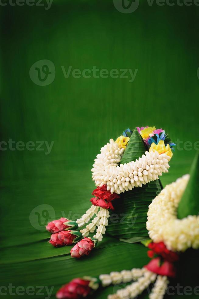 thailändische traditionelle jasmingirlande. symbol des muttertages in thailand auf bananenblatt foto