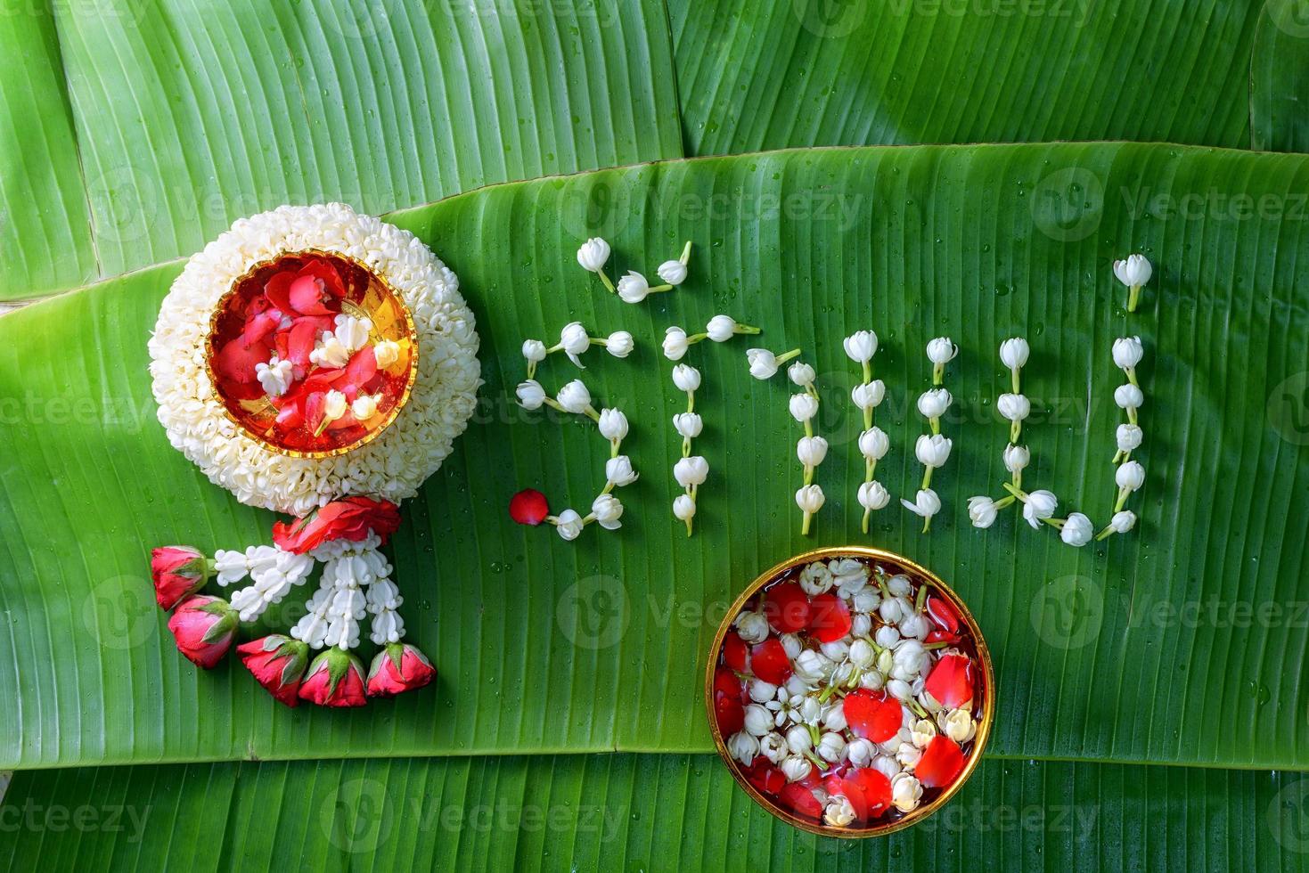 thailändische traditionelle Jasmingirlande. symbol des muttertages in thailand auf bananenblatt mit liebesmutter im thailändischen wort. foto