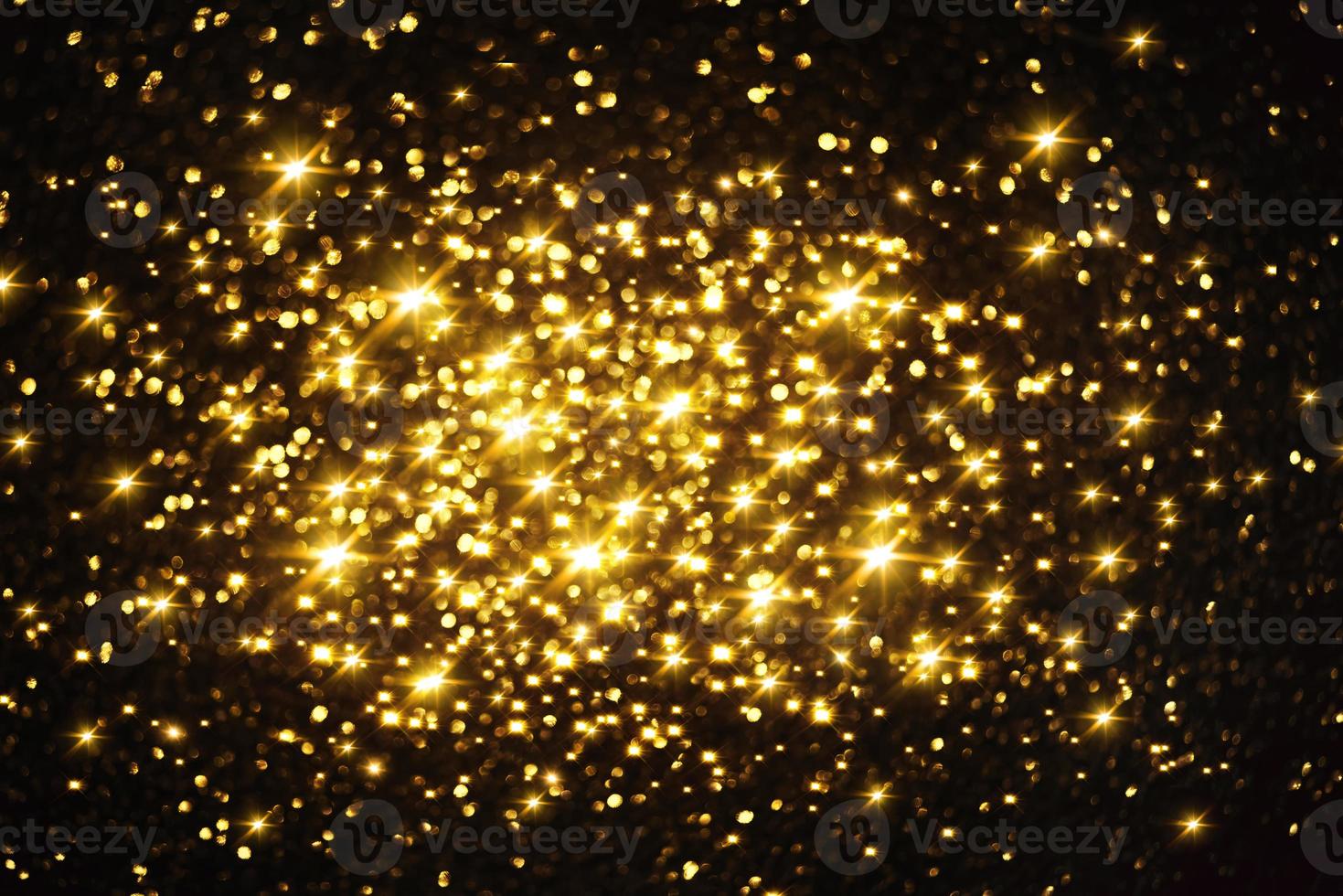 goldene glitzernde bokeh-beleuchtungsbeschaffenheit verschwommener abstrakter hintergrund für geburtstag, jahrestag, hochzeit, silvester oder weihnachten foto